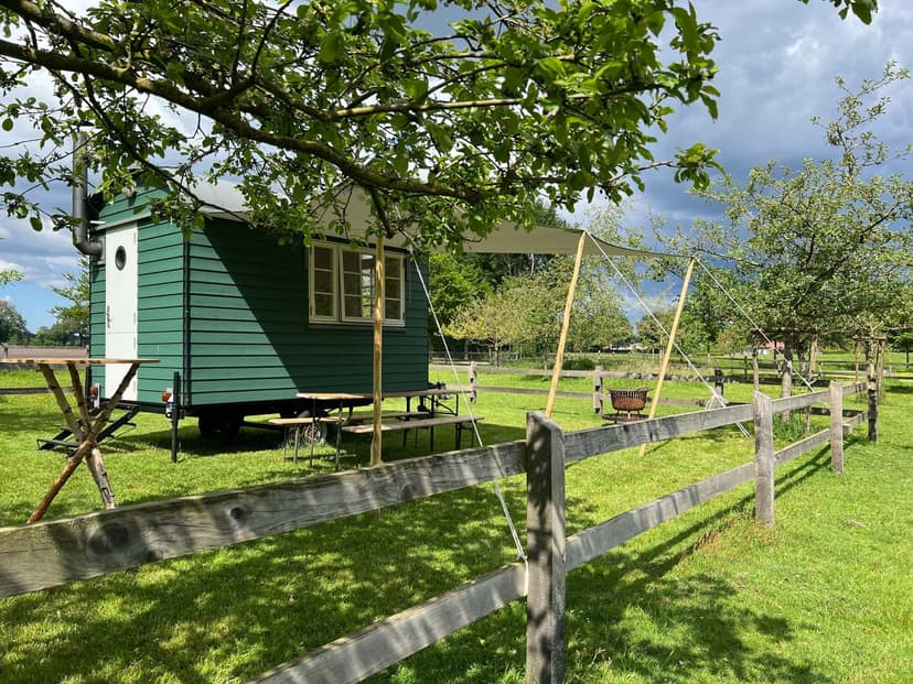Überdachter Außenbereich am Bauwagen mit Sitzplatz Grill und Feuerschale raus in den Bauwagen