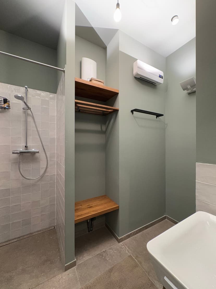 Modernes Bad mit Dusche im Nebengebäude vom Bauwagen Komfort raus in den Bauwagen