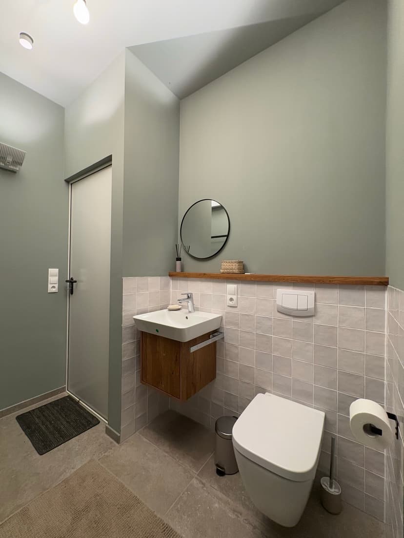 Badezimmer vom Bauwagen mit Waschtisch Spiegel und Warmluftheizung raus in den Bauwagen