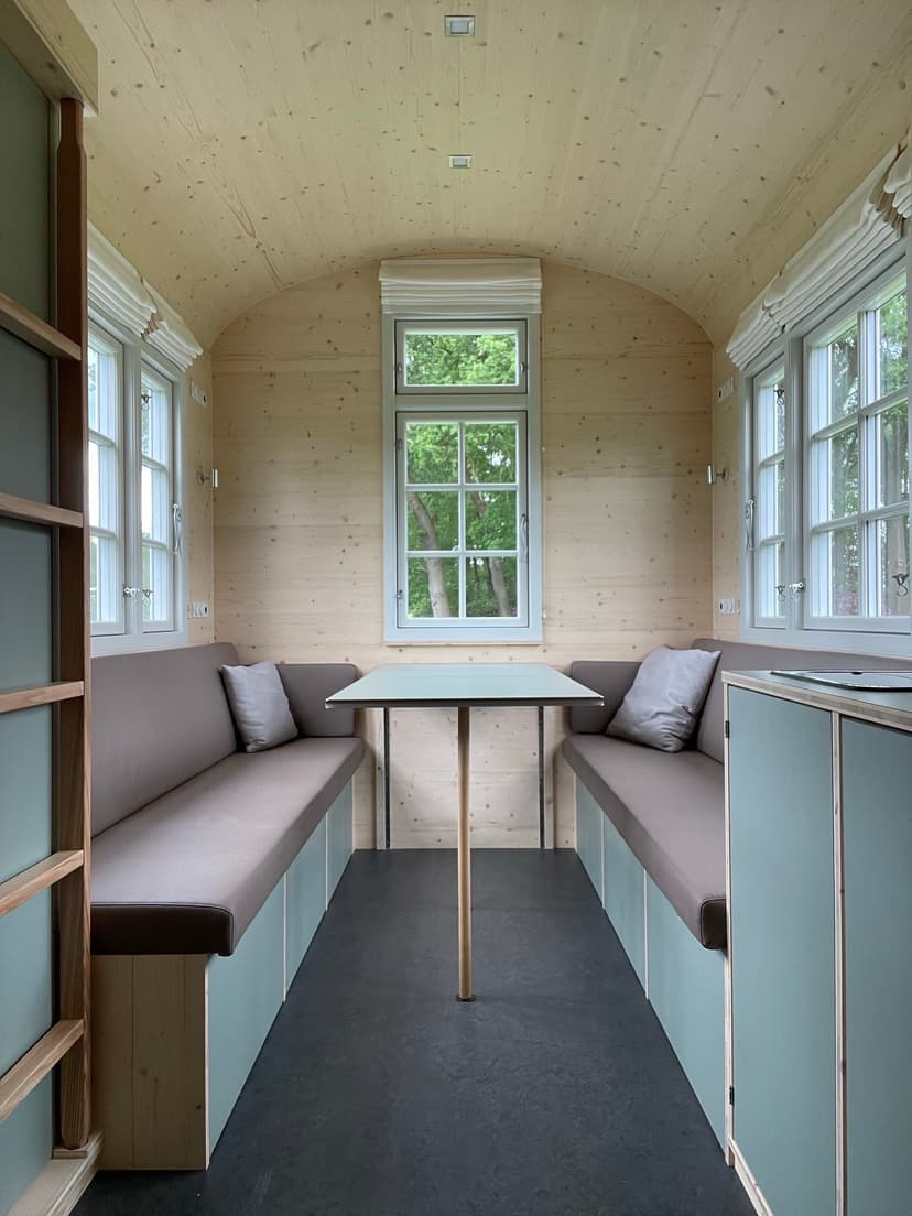 Bauwagen Außenansicht in der Natur Impression raus in den Bauwagen