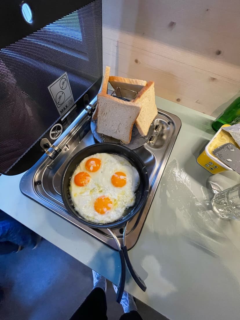 Küchenzeile im Bauwagen mit Gaskochfeld und Kühlschrank Komfort raus in den Bauwagen