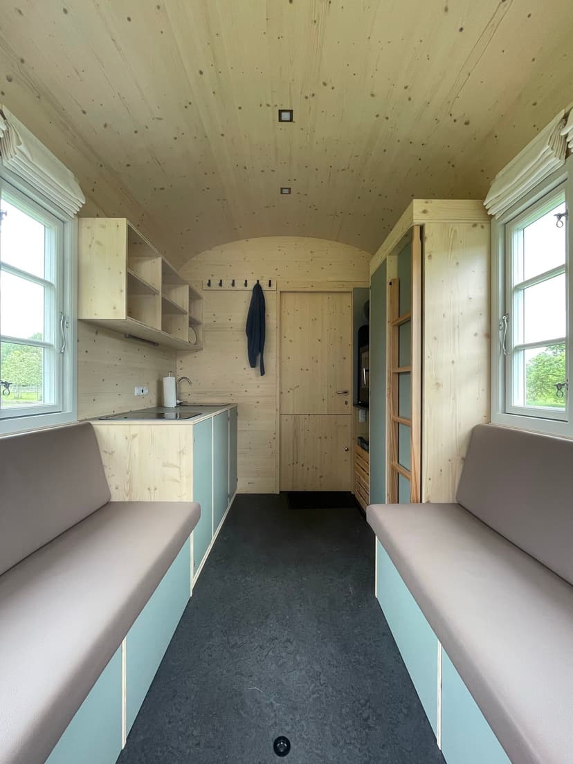 Voll ausgestattete Küche im Bauwagen zum Kochen und Genießen raus in den Bauwagen