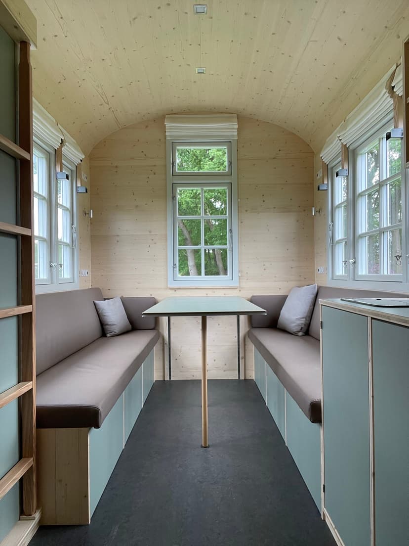 Morgenkaffee im Bauwagen mit Naturblick und Entspannung raus in den Bauwagen