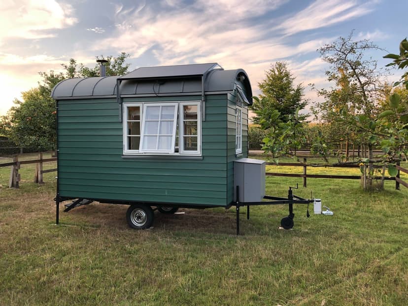 Bauwagen auf Streuobstwiese mit Eselweide in Naturidylle raus in den Bauwagen